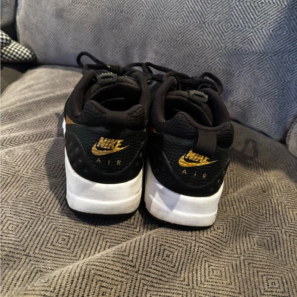 Nike Black and gold Women's Sneakers shoes 8.5 running A00501